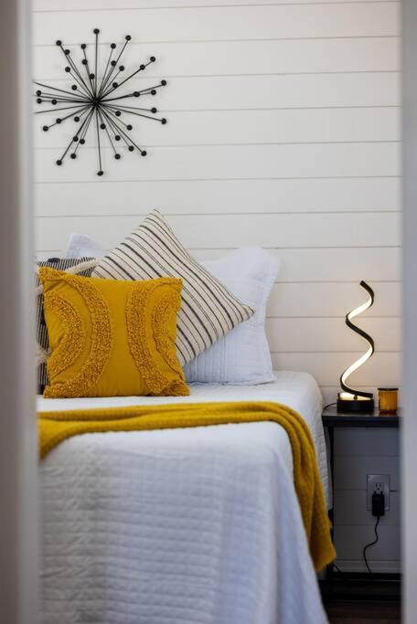 New The Yellow Beacon-Luxury Shipping Container Fredericksburg Kültér fotó