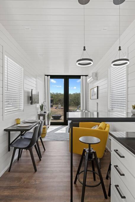 New The Yellow Beacon-Luxury Shipping Container Fredericksburg Kültér fotó